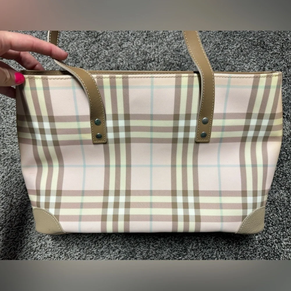 Burberry vintage pale